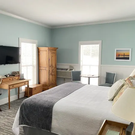 Harbor House Inn