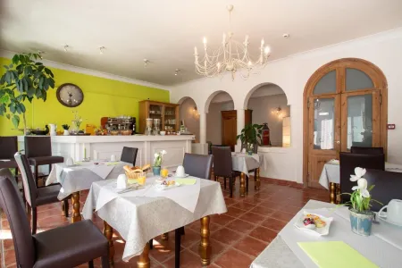 Logis Hotel l'Occitan 2 étoiles Отели в г. Сестероль