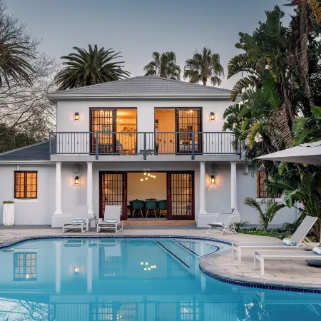 Palm House Boutique Hotel and Spa Отели рядом с достопримечательностью «Стадион «Атлон»»