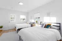 EV Charger L2 Cozy Home short distance to Downtown Riverside