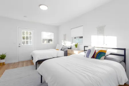 EV Charger L2 Cozy Home short distance to Downtown Riverside Отели рядом с достопримечательностью «Riverside Art Museum»