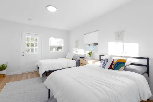 EV Charger L2 Cozy Home short distance to Downtown Riverside