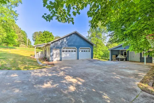 Lakefront Townville Gem w/ Boat Dock & Kayaks - balcony