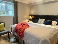 Starlight Poolside ~ 1 bedroom suite Hotel in zona Burquitlam Station Platform 2
