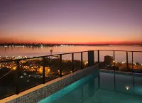 Apartament Central with River Views Pool Hotels in 