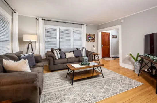 Classic Lansing Home: In the middle of everything โรงแรมใกล้Lansing's First Capital Building