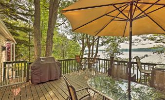 2 Mi to Winery: le Roy Escape w/ Fire Pit & Views