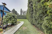 Walk to Beach and Lake Access Cozy Redmond Apt!