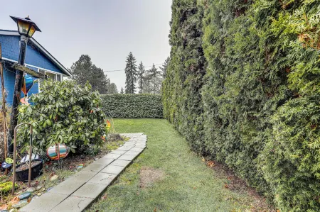 Walk to Beach and Lake Access Cozy Redmond Apt!