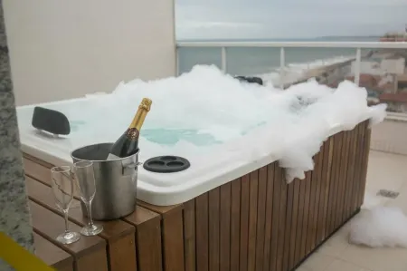 Hotel Brisa Tropical de Macaé Отели рядом с достопримечательностью «Praia dos Cavaleiros»