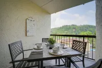 Steps to Eats & Shops! Stylish Gatlinburg Condo - Homestays