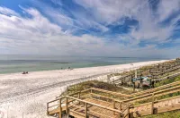Miramar Beach Condo w/ Pool - Walk to Beach! - balcón