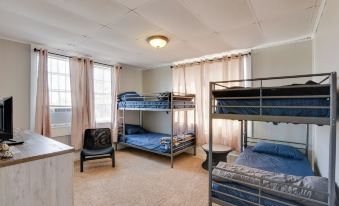 Beautiful Galveston Apt w/ Deck < 3 Mi to Dtwn!