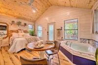 Romantic Broken Bow Cabin w/ Jacuzzi & Fire Pit! -  Appartamenti vacanze