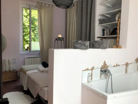 Chambre de la Galerie du Port "Douce France" Отели в г. Валанс д'Ажан