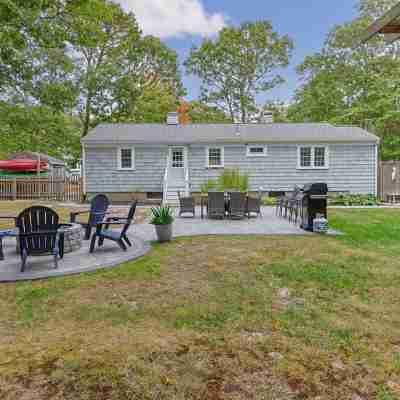 Charming 3-bedroom house with WiFi and AC in enchanting West Yarmouth location Hotel Exterior