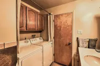 Walk to Town & Coast: Anchorage Condo w/ Fireplace - View biển