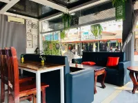 โดมอน ริเวอร์ไซด์ โฮเทล โรงแรมใกล้ร้านเอราวัณ