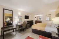 Quality Inn & Suites Near Lake Oconee Hotels in Greene County