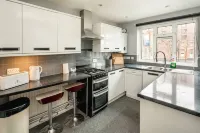 Spacious 3BR Flat with Balcony Near Tottenham Hale