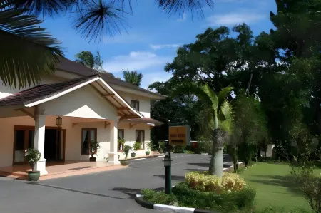 Resort Prima Cipayung Отели рядом с достопримечательностью «Puncak Langit camping ground»