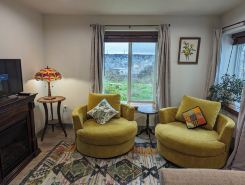 Charming studio. Close to highway and ferries.