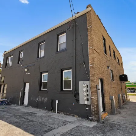 Charming 2BD W/ Parking 15 Mins from Downtown