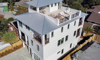 Rendezvous by AvantStay Modern Haven w Game Room Roof Top Hot Tub Pool Close to Beach