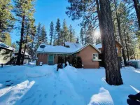 Cozy cabin <5 miles away from Ski resort, 1 mile away from convention center