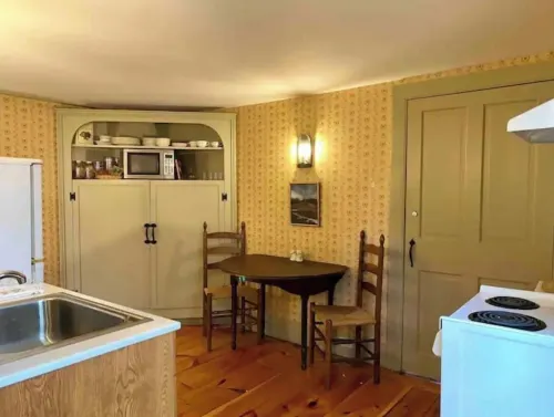 Maple Suite- Private  Ground Floor Apartment in Front of Smith College Hotels in Northampton