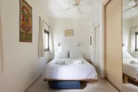 Cozy 3BR Apt w Big Windows 5 Min Walk From Beach - 2 tähden