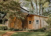 Rustic 1800s' Log Cabin with Modern Amenities on an Old Farm close to Owensboro
