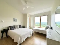 Lost River Solar - Modern 4Br+Lofts. Hot Tub w/Epic Views! Swim + Fish Pond!