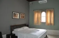 Pilgrim's Kitchen & Inn Hotels in Саваннакхет