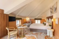 GRAND HOTEL D'ORANGE, BW SIGNATURE COLLECTION BY BEST WESTERN فنادق في Uchaux