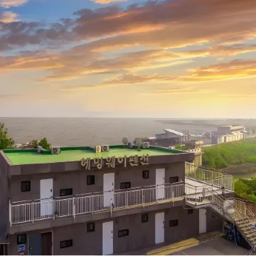 Ganghwa Hemingway Spa Pension Отели рядом с достопримечательностью «Хвадо-тондэ»