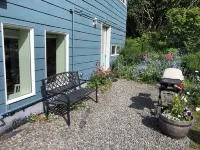 Garden ApartmentClose to town w / privacy and sweet Bay views!