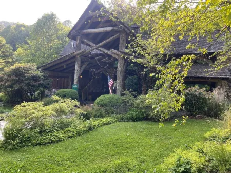 Wolf Laurel Cabin Near Big Bald. Hike the Appalachian Trail. Long Range Views.