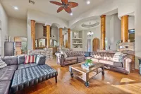 Luxurious Retreat with Heated Pool and Pickleball - Stunning Oasis Hotels in Maricopa County