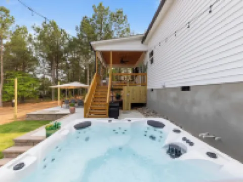 6Br w/ Golf Sim Putting Green Hot Tub Sauna Games Hotels in Pinehurst