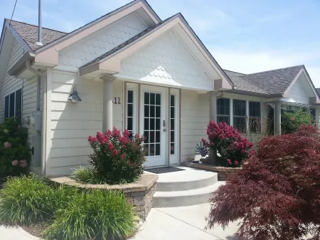 Sunset View Beach Bungalow - Pets Allowed. Amazing covered deck and yard. Отели рядом с достопримечательностью «Cape May Lighthouse»