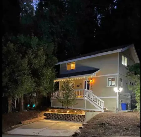 Luxe Cozy Lake Arrowhead Cabin New Hot Tub Kid & Dog Friendly Отели рядом с достопримечательностью «Библиотека Лейк Арроухед Бранч»