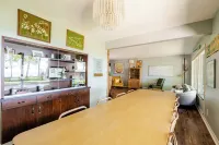 All The Waters Retro Home on Lake Michigan- PRIVATE BEACH-Large, shaded backyard Hotels in Hagar Township