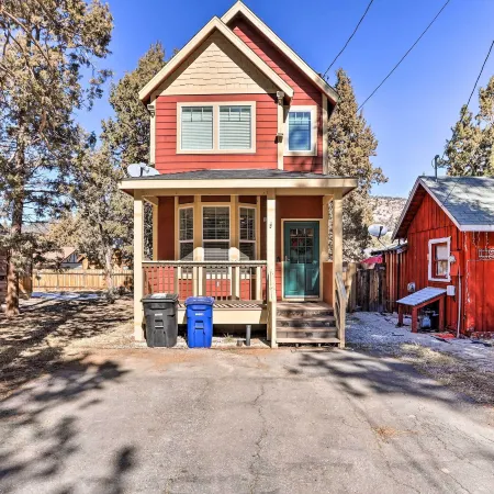 5 Mi to Big Bear Lake: Cozy Cottage w/ Hot Tub