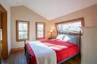 Rustic, Private, Cozy Cabin Getaway in Mountains of Big Canoe