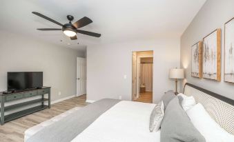 Poolside Paradise Near the Ark