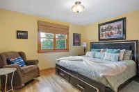 Charming Waterfront Cabin on Lake Wissota: Old Abe Trail, Boat, Swim, Fish, Golf