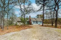 Wood Duck Retreat, minutes from Beach and Pond! On bike path