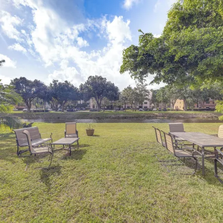 Riverfront Backyard & Grill: Sunrise Family Home