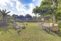 Riverfront Backyard & Grill: Sunrise Family Home